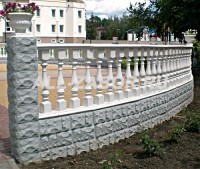 Декоративный бетонный забор с колоннадой