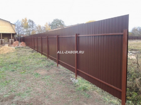 Забор из профнастила с металлическими столбами коричневого цвета